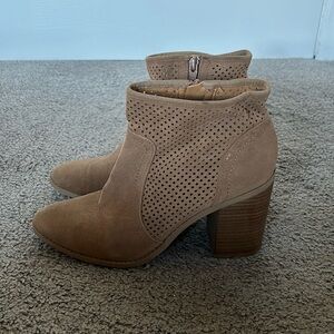 Woman’s brown/ tan ankle boots